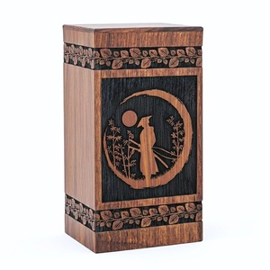 Urne funéraire artisanale en bois de rose, écologique et durable, style américain, gravée avec un motif de guerrier samouraï - Product Image 4