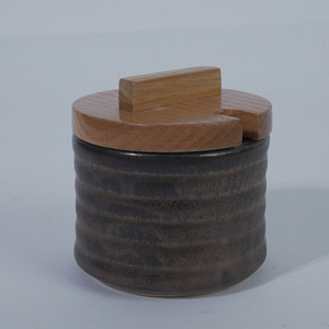 Pot à sauce soja en céramique gris brun avec couvercle en bois 150 ml, design moderne, empilable pour restaurant, hôtel, vaisselle, sauce soja, vinaigre - Product Image 4