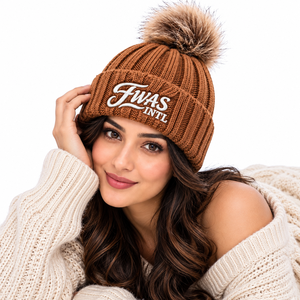 Bonnet côtelé épais personnalisé de haute qualité unisexe avec pompon en fausse fourrure, bonnet d'hiver à logo brodé sur le revers, chapeau en tricot doux, vente en gros USA - Product Image 4