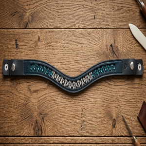 Diadema ecuestre de cuero duradero hecha a medida con cristales coloridos, cadena termoadhesiva incrustada y canal vacío acolchado. - Product Image 6