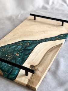 Bandeja de Servir Moderna de Madera y Resina Epoxi con Elegantes Asas Metálicas, Hecha a Mano, Decorativa para Desayuno, Té y Bocadillos - Product Image 2