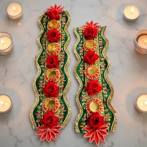 Support de Diya traditionnel fait main en métal vert et or brodé avec des roses rouges pour la décoration de mariage - Product Image 2