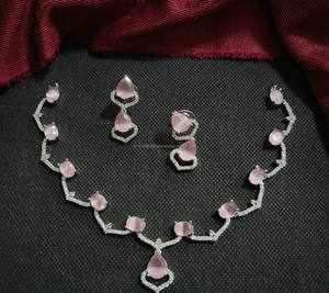 Diseño multicapa Diamante americano Plateado Forma ovalada Conjunto de joyas de diamantes con pendientes a juego Conjunto de collar Mujer y Niña - Product Image 1