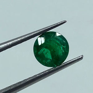 พลอยมรกตธรรมชาติคุณภาพสูงจากแซมเบีย สำหรับทำเครื่องประดับ ทรงกลมเจียระไนบริลเลียนท์ ขนาด 5 มม. น้ำหนัก 0.40 กะรัต - Product Image 1