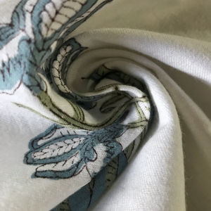 Tela de algodón estampada a mano – Motivo de jarrón floral |   Azul Turquesa y Verde Oliva sobre Base Blanca - Product Image 1