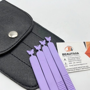 Pinzas de extensión de pestañas con mango dentado recubierto de Color púrpura Diseño de mariposa en la parte inferior Pinzas de pestañas de etiqueta privada personalizadas - Product Image 3