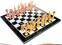 Magnifique jeu d'échecs traditionnel indien avec des pièces sculptées en or et en cuivre sur un marbre noir et blanc luxueux
