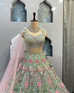 Vestido Lehenga Choli de Tela de Red Bordada con Pedrería Floral Verde Claro para Mujer, con Blusa, para Ceremonia de Boda - Product Image 2
