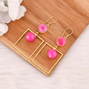 Boucles d'oreilles en laiton plaqué or avec pierre précieuse calcédoine fuchsia naturelle, sertissage clos, bijoux faits à la main pour femmes, lot de 10 paires en gros - Product Image 4