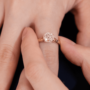 Bague de fiançailles en diamant de laboratoire certifié 2 carats taille coussin 'Old Mine Cut', artisanale, en or rose, avec certificat IGI, bijoux fins - Product Image 2