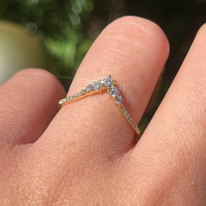 Bague Chevron en Or Jaune avec Diamant Marquise Gradué Cultivé en Laboratoire - Product Image 1