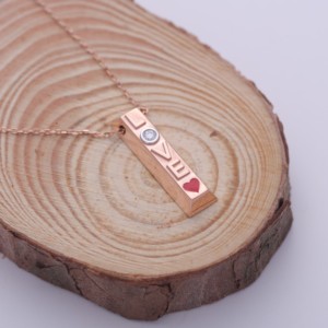 Colgante de barra vertical con la palabra “LOVE” con diamante cultivado en laboratorio certificado por IGI en plata de ley 925 maciza - Product Image 4
