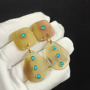 Boucles d'oreilles de luxe faites à la main en corne véritable de buffle, bijoux de mode légers et élégants, boucles d'oreilles statement - Product Image 1