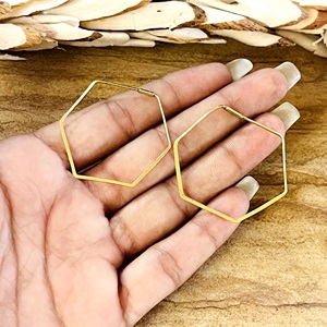 Pendientes de Aro Hexagonales Geométricos de Último Diseño, Pendientes Minimalistas de Latón para Mujer, Pendientes de Aro Poligonales Chapados en Oro de 18k, Venta al por Mayor - Product Image 5