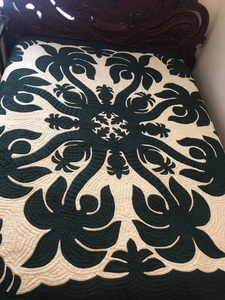Colcha Hawaiana Tradicional Hecha a Mano por Diseñadores, con Apliques Hechos a Mano |   Cubrecama con Estampado de Palmeras Tropicales y Piñas en Verde Oscuro y Crema - Product Image 5