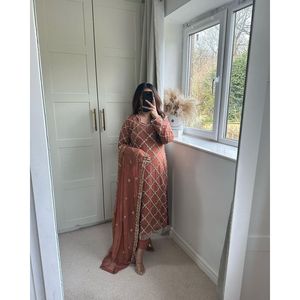 Nouveau lancement ensemble de costume de créateur pour femmes Long Kurta avec pantalon et Work-UC409 à la main Dupptta - Product Image 3