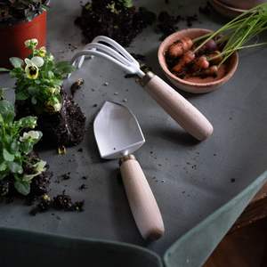 Juego de herramientas de jardinería para interiores con pala y cultivador de mango de madera para el plantado y el cuidado de las plantas - Product Image 1