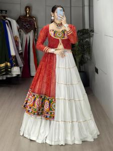 Blusa de algodón y rayón con diseño Kutchi y adornos de espejo, con lehenga de algodón y rayón y koti, lista para usar, colección Navratri. - Product Image 1
