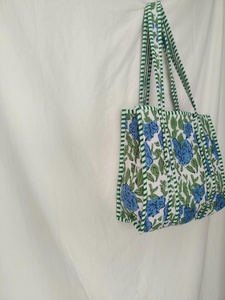 Sac fourre-tout matelassé personnalisé en coton, motif vert et bleu, sac à bandoulière coloré pour le shopping – Vente chaude directe usine - Product Image 1