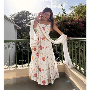 Ensemble de robe Anarkali élégante pour femme en soie froissée lourde brodée, avec travail de perles fait main, 4 mètres, sans manches, pour soirée - Product Image 1