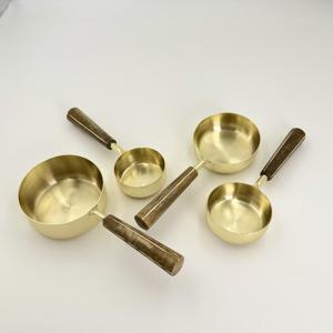 Herramienta Premium para Mediciones Precisas, Juego de 4 Tazas y Cucharas Medidoras de Acero Inoxidable Dorado con Mango de Madera - Product Image 3