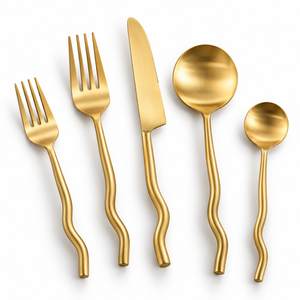 Ensemble de couverts de luxe ondulés dorés |   Ensemble de couverts en acier inoxydable brossé, 5 pièces, fourchette, couteau, cuillères, mise en scène de table moderne, élégant - Product Image 1