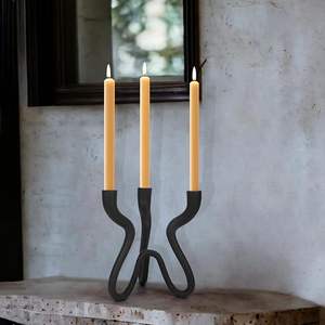 Candélabre triple porte-bougie en fonte métallique avec finition noir mat, élégant pour mariage - Product Image 1