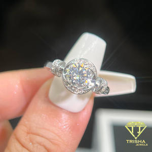 Anillo de Compromiso Romántico con Diamante Moissanite Redondo y Plata de Ley 925, Detalles Laterales con Piedras, Joyería Nupcial Elegante - Product Image 4