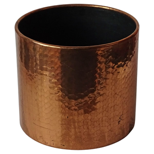 Maceta de cobre tallada a mano con patrón circular, estilo rústico, para decoración de plantas de interior en el hogar. - Product Image 1