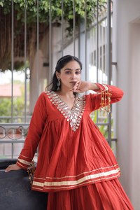 Nouvel ensemble Kurti haut en georgette lourde brodée de sequins avec lehenga et dupatta pour femme, idéal pour les mariages et les fêtes - Product Image 3