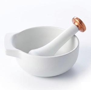 Juego de Mortero y Pilón de Alta Calidad en Blanco y Bronce con Base de Latón, Molinillo de Hierbas y Especias de Hierro Resistente para Uso en la Cocina - Product Image 6