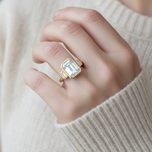 Anello Art Deco con Tre Pietre Taglio Smeraldo, Montatura a Castone con Pietre Laterali Baguette, Oro 18K, Anello Passato Presente Futuro - Product Image 6