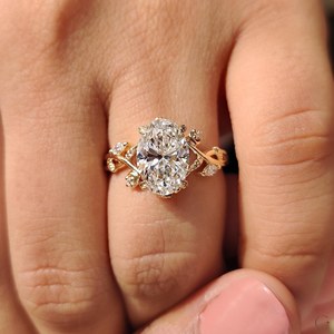 Bague de fiançailles unique en or massif 9 carats avec moissanite ovale 2 carats et motif feuille torsadée, idéale pour un cadeau de fête - Product Image 2