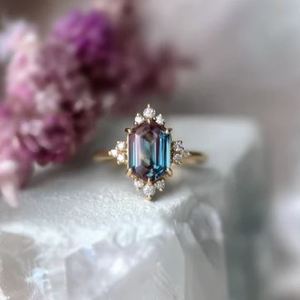 Anillo de Compromiso Único de Plata de Ley 925 Chapado en Oro Rosa con Alejandrita de Corte Hexagonal Certificada de Lujo que Cambia de Color - Product Image 2