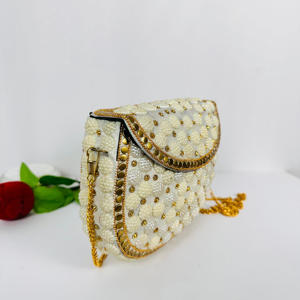 Bolso de Mano Tradicional Indio con Cuentas Blancas, Bolso Cruzado Moderno con Escultura Pulida, Bolso Étnico para Fiesta o Boda, Artesanía en Metal - Product Image 3