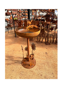 Bain d'oiseaux artistique en métal pour la décoration du jardin, ajoutant une touche esthétique et attirant les oiseaux grâce à un matériau durable et résistant aux intempéries. - Product Image 5