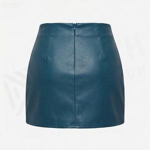 Jupe courte en similicuir taille haute pour femme, couleur unie avec fente latérale, design minimaliste, à porter toute l'année - Product Image 2