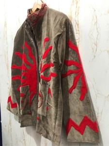Veste en velours dynamique brodée soleil, manteau Suzani marron, veste d'art bohème rouge, idéale pour l'aventure et les vacances - Product Image 3
