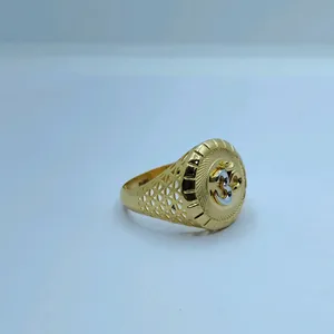 Exquisito Anillo Religioso Chapado en Oro de 22K para Hombre con un Intrincado Símbolo Om en Dos Tonos y Banda de Filigrana - Product Image 3