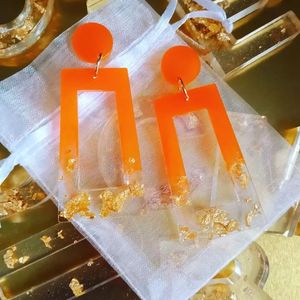 Boucles d'oreilles romantiques en résine florale – Bijoux botaniques faits à la main avec des détails transparents élégants - Product Image 5