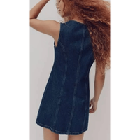 Robe courte en jean sans manches à boutons sur le devant