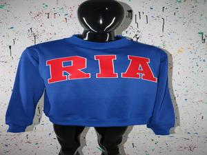 Sudadera RIA con cuello alto, 100% algodón, apliques rojos bordados, cuello ancho, hilos finos. - Product Image 2