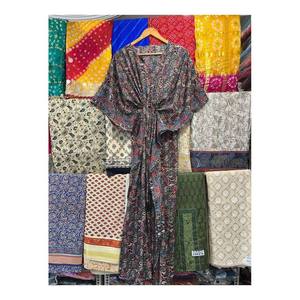 Robe kaftan en soie florale confortable pour femmes, élégante, idéale pour couvrir les maillots de bain, par Ethnic Craft Hub - Product Image 2