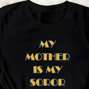 T-shirt personnalisé « Ma mère est ma soror » pour femme, noir, imprimé graphique, manches courtes, col rond, en coton, pour sororité grecque, famille, décontracté - Product Image 6