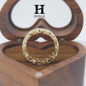 Anillo de Eternidad de Lujo con Diamantes Cultivados en Laboratorio con Corte Esmeralda, Oro Amarillo de 14K, Diseño de Mosaico Ancho con Múltiples Piedras Escalonadas - Product Image 3