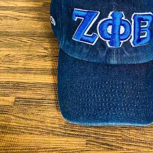หมวกยีนส์สีเข้ม Zeta Phi Beta ปักลาย ZPB หมวกเบสบอลปักลายชมรมนักศึกษา ตะเข็บสีน้ำเงิน สายปรับได้ สไตล์ลำลอง หมวกผู้หญิงทันสมัย - Product Image 5