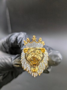 Anillo de boda de moissanita para hombre, de plata 925 chapado en oro de 14K, con diseño de león coronado, estilo hip hop, con diamantes talla redonda. - Product Image 4