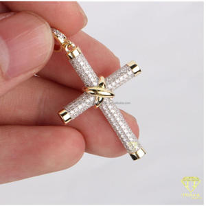 Collier pendentif croix de luxe avec diamants Moissanite sertis style minimaliste - Product Image 2