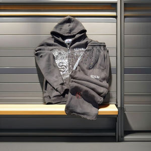 Ensemble de survêtement épais 450 GSM délavé à l'acide avec sweat à capuche zippé et pantalon évasé, avec logo en strass, vente en gros - Product Image 1