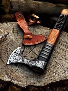 Hacha Vikinga Hecha a Mano con Hoja de Acero Grabada y Mango de Madera para Uso en Supervivencia - Product Image 3
